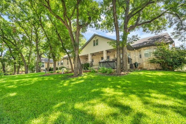 view of yard with a hot tub