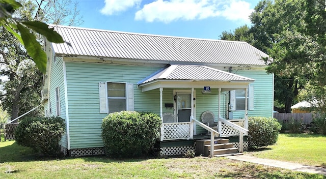 view of front of home with a front lawn