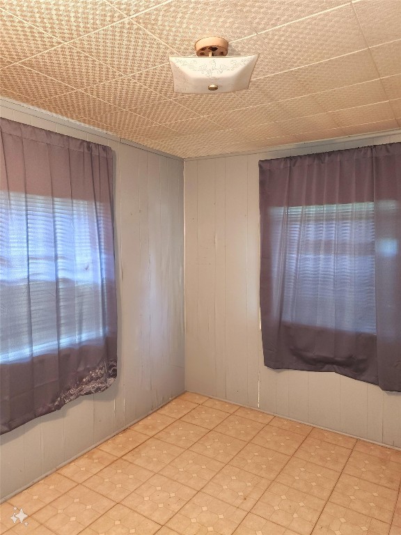 spare room featuring tile patterned flooring