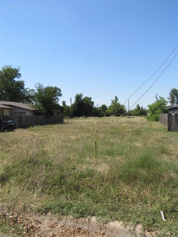 Listing photo 3 for 1310 Marshall St, Taylor TX 76574