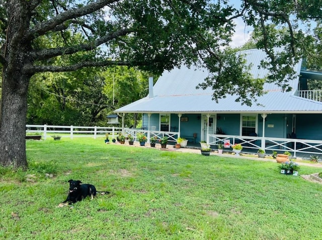 view of front of property featuring a front yard and a porch