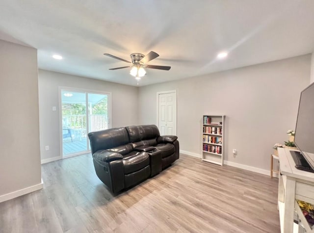 living room with recessed lighting, baseboards, ceiling fan, and light wood finished floors