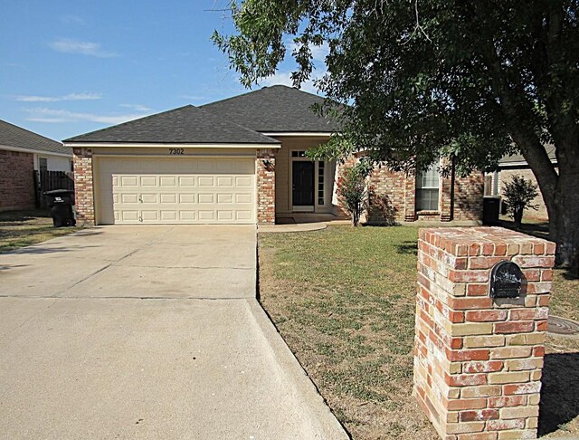 view of front of home featuring a front yard and a garage