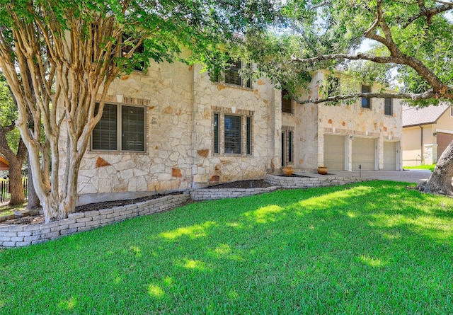 view of front facade featuring a front lawn and a garage