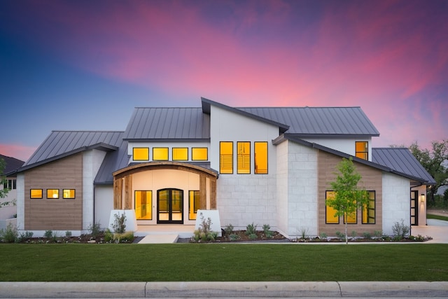 view of front of house featuring a lawn