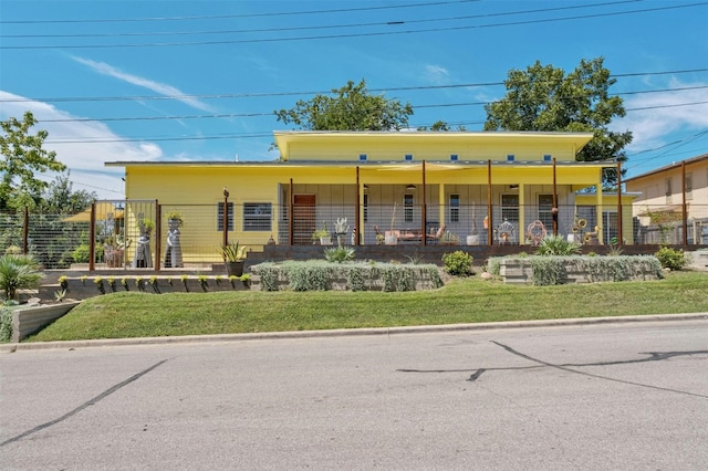 view of front of property featuring a front lawn