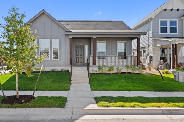 view of front of property featuring a front yard and a porch