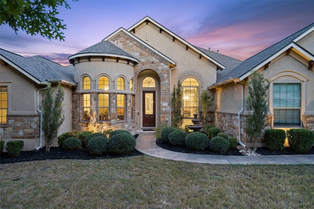 view of front of property featuring a lawn