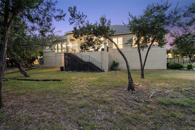 view of yard at dusk