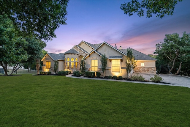 view of front of house featuring a yard