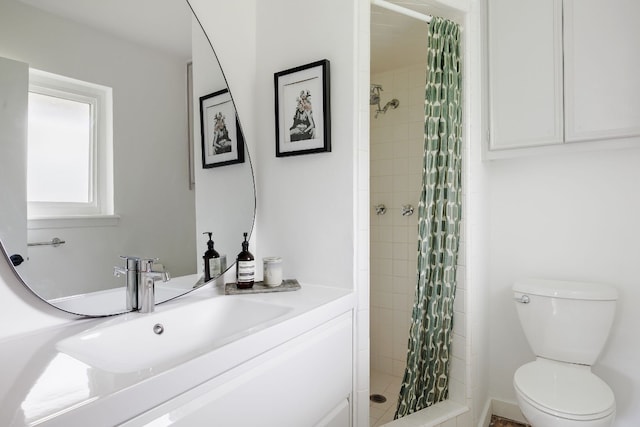 bathroom featuring a shower with curtain, vanity, and toilet