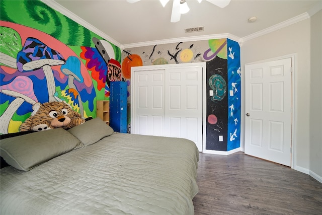 bedroom with hardwood / wood-style flooring, a closet, crown molding, and ceiling fan