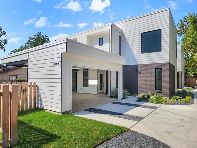 view of front facade featuring a patio and a front yard