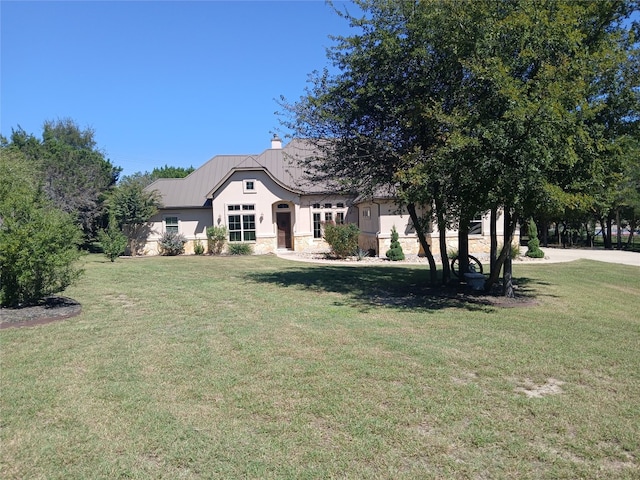 view of front of property featuring a front lawn