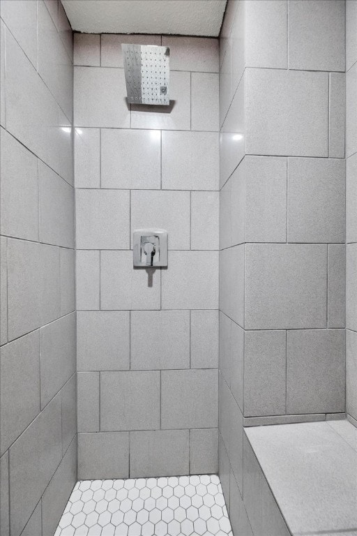 bathroom featuring a tile shower