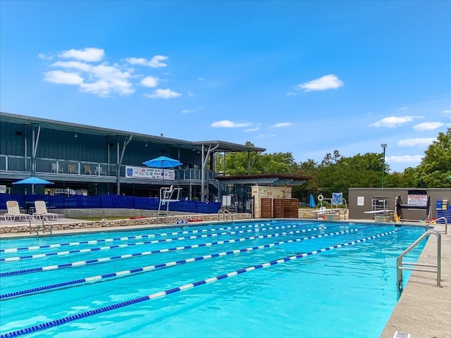 view of swimming pool