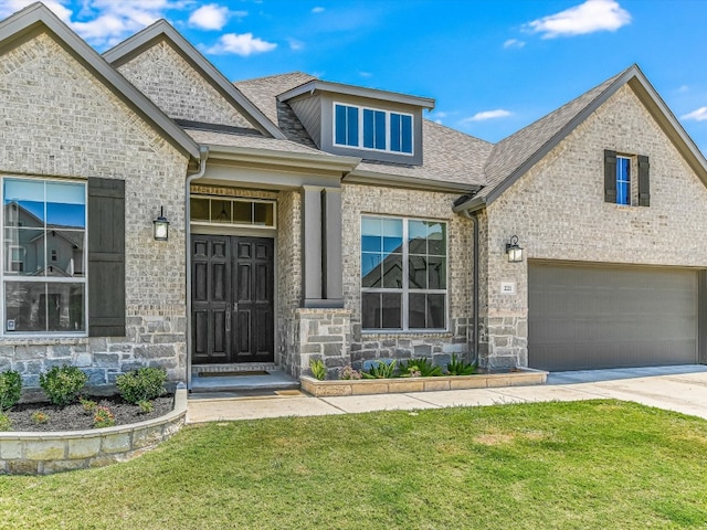 view of front of house featuring a front lawn and a garage