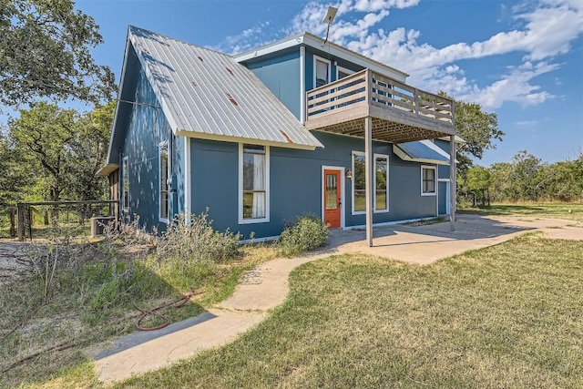 view of front of house featuring a front yard and a patio area