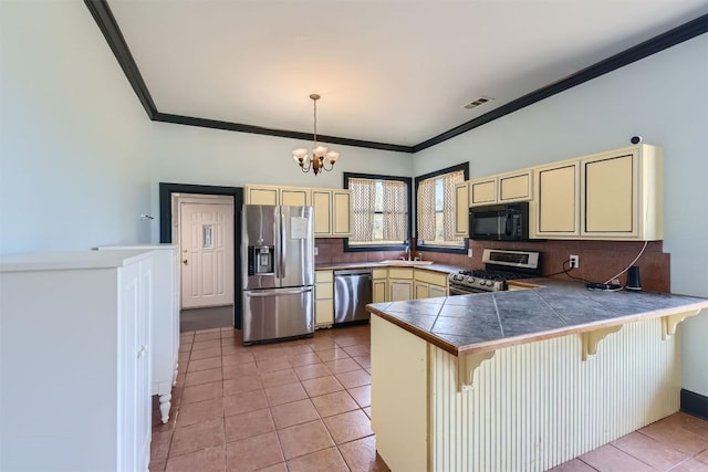 kitchen with kitchen peninsula, a kitchen breakfast bar, decorative backsplash, stainless steel appliances, and pendant lighting