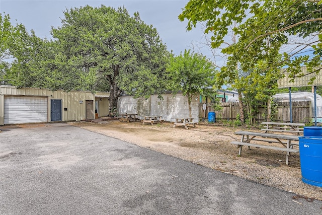 view of yard with an outdoor structure