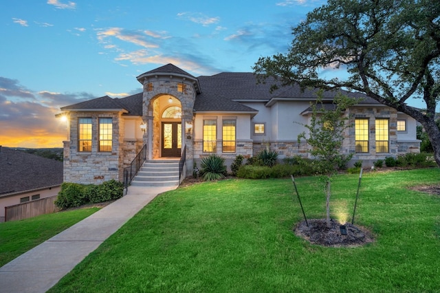 view of front facade featuring a lawn