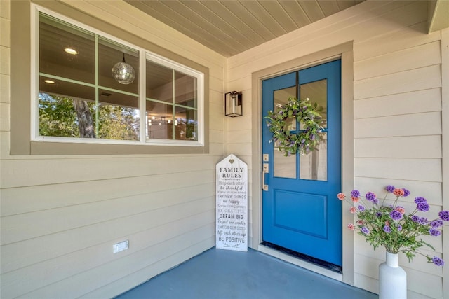 entrance to property featuring covered porch