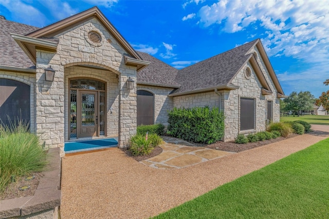 property entrance featuring a yard