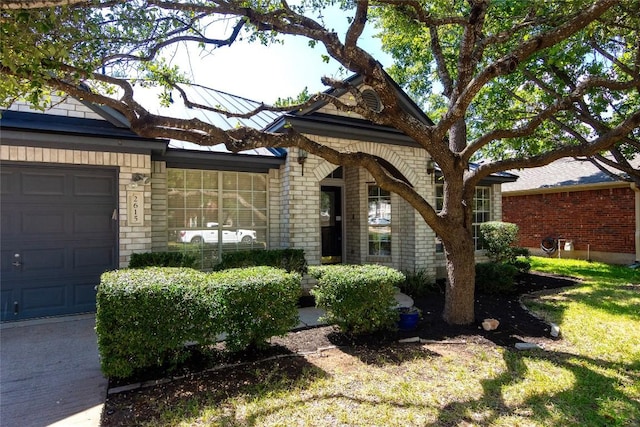 view of front facade featuring a garage