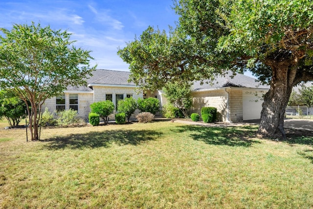 view of front of property featuring a front lawn and a garage