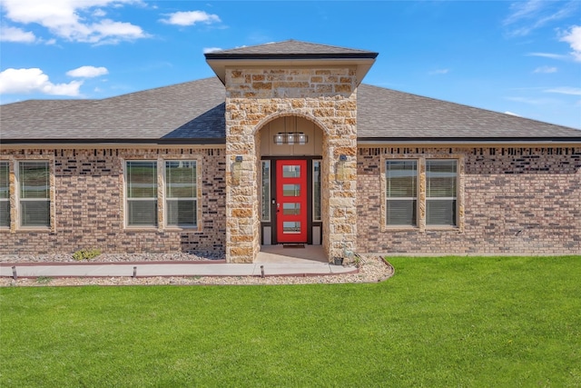 view of front of property featuring a front yard