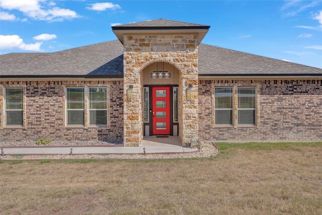 view of front of property featuring a front lawn