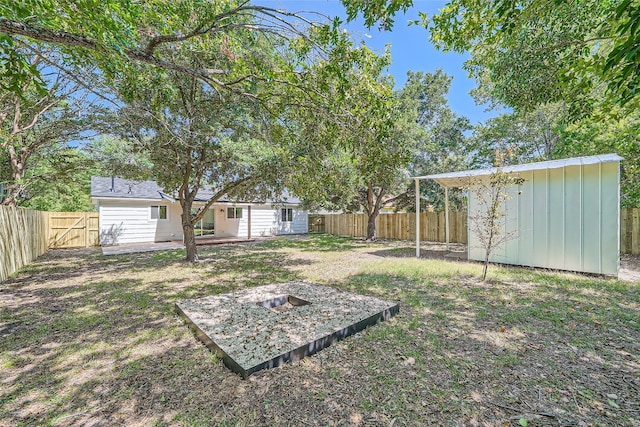 view of yard featuring a storage shed