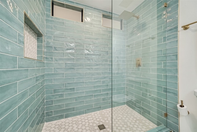 bathroom featuring a tile shower