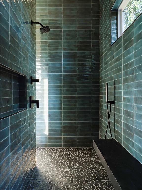 bathroom featuring tiled shower