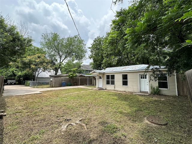 view of yard featuring a patio