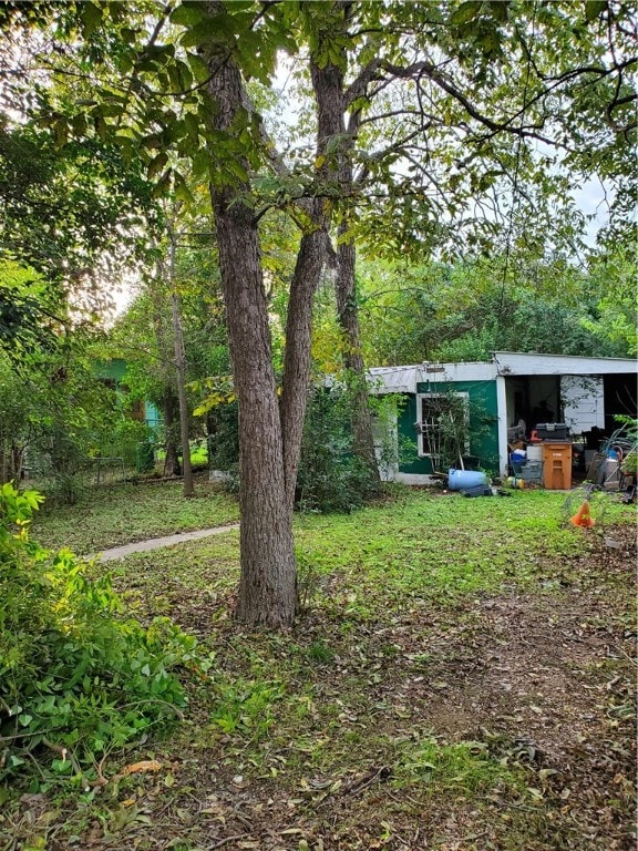 view of yard with an outbuilding