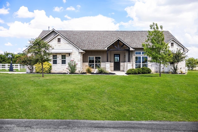 view of front of property featuring a front lawn