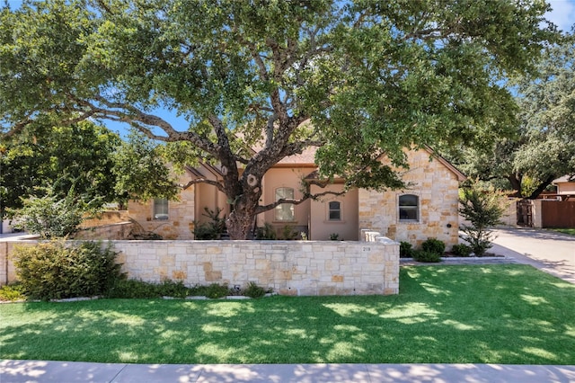 view of front of house featuring a front lawn