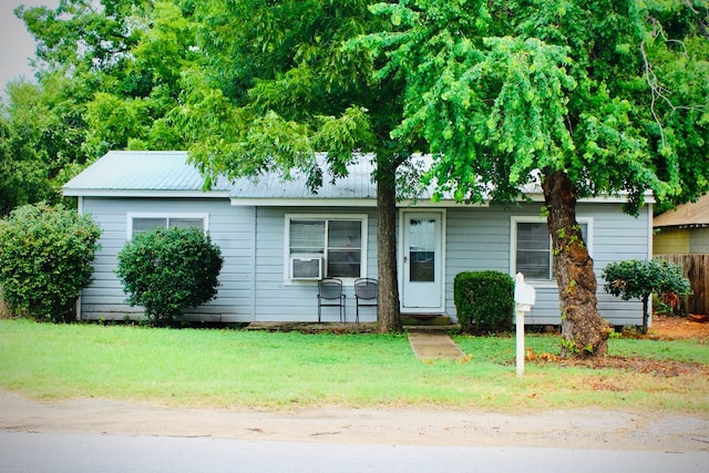 ranch-style house featuring a front yard