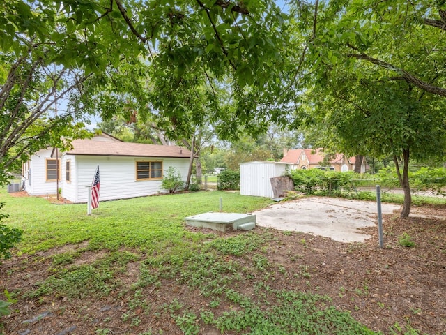 view of yard featuring a storage shed