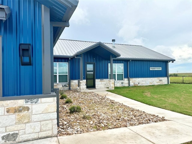 view of front of home with a front yard