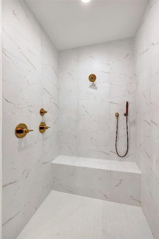 bathroom featuring a tile shower