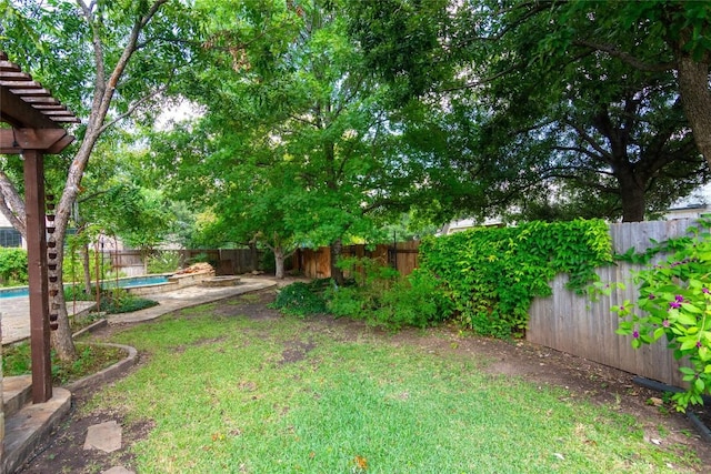 view of yard featuring a fenced in pool