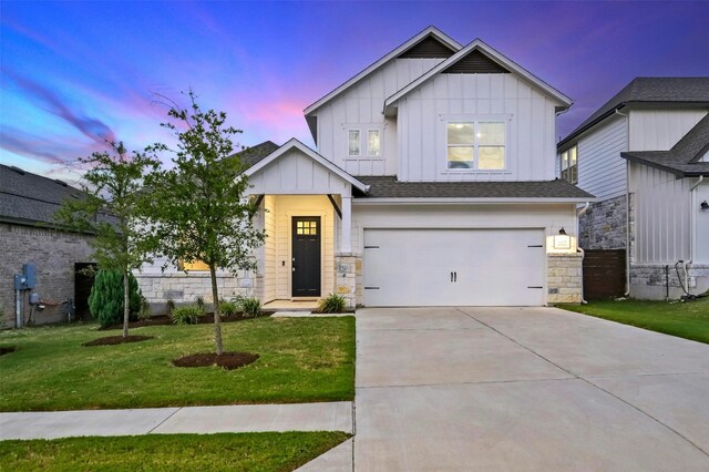 view of front of home featuring a yard and a garage