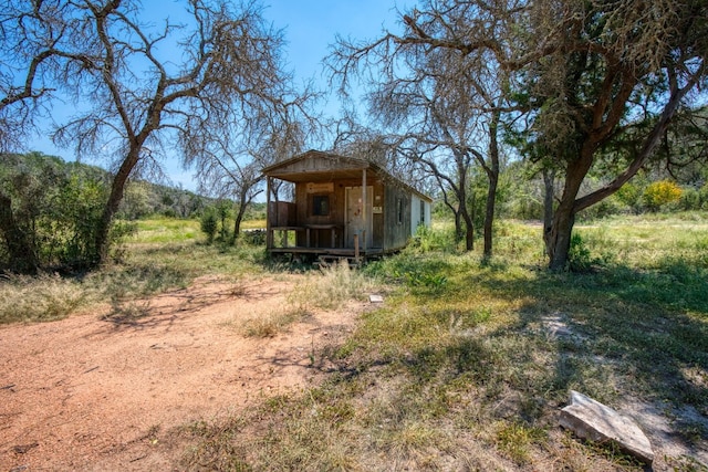 view of yard with an outbuilding