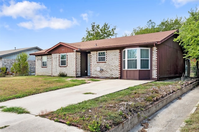 single story home with a front yard