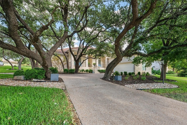 view of front of house featuring a front lawn