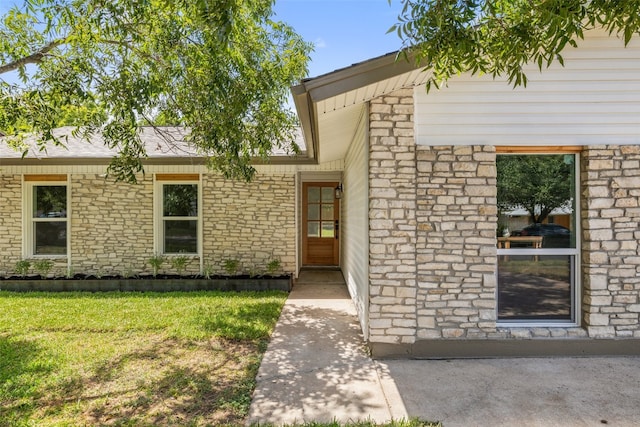 property entrance featuring a yard