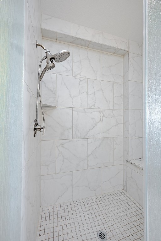 bathroom featuring a tile shower