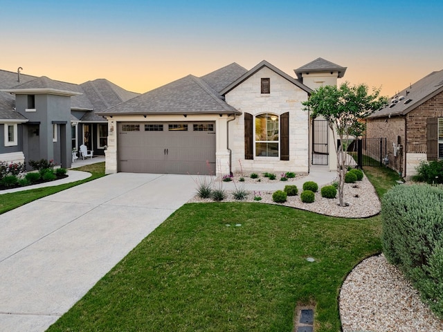 view of front facade featuring a garage and a yard